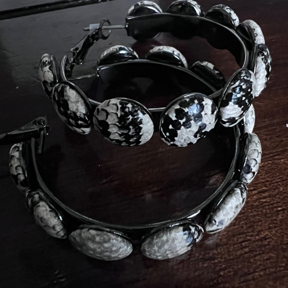 Marlyn Schiff Black & White Snake Print Hoop Earrings - Picture 5 of 6